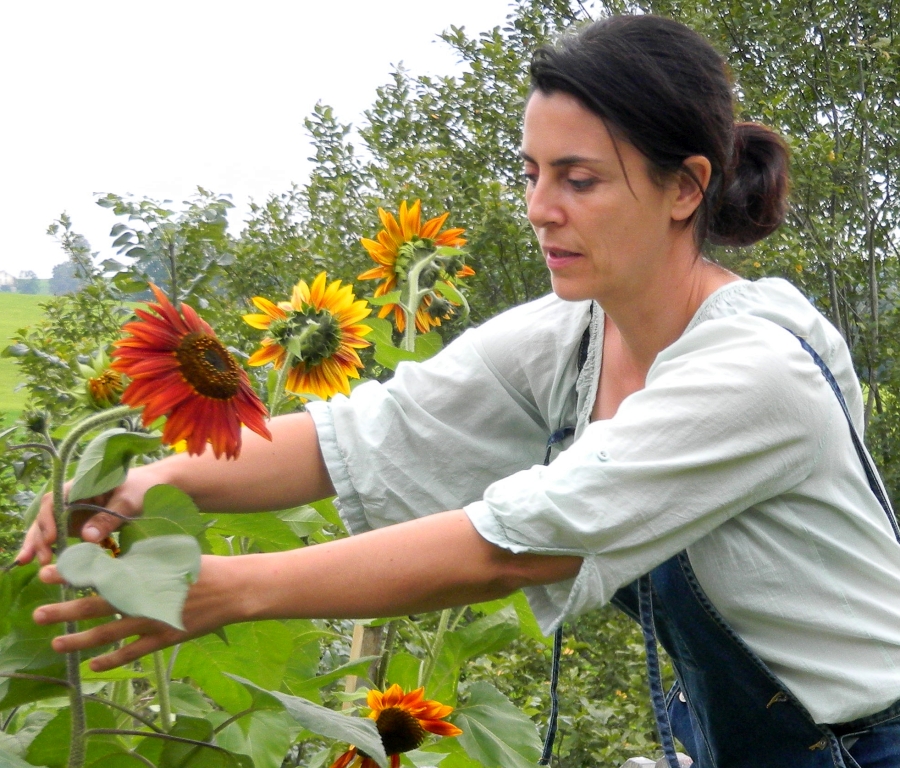 Birgit Stocker in ihrem Garten