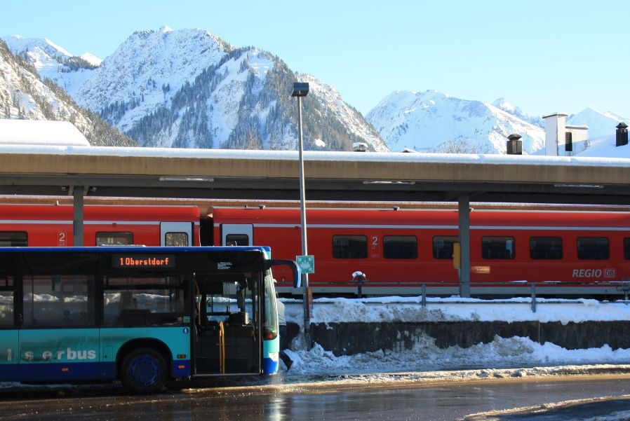 Bus und Bahn am Bahnhof Oberstdorf