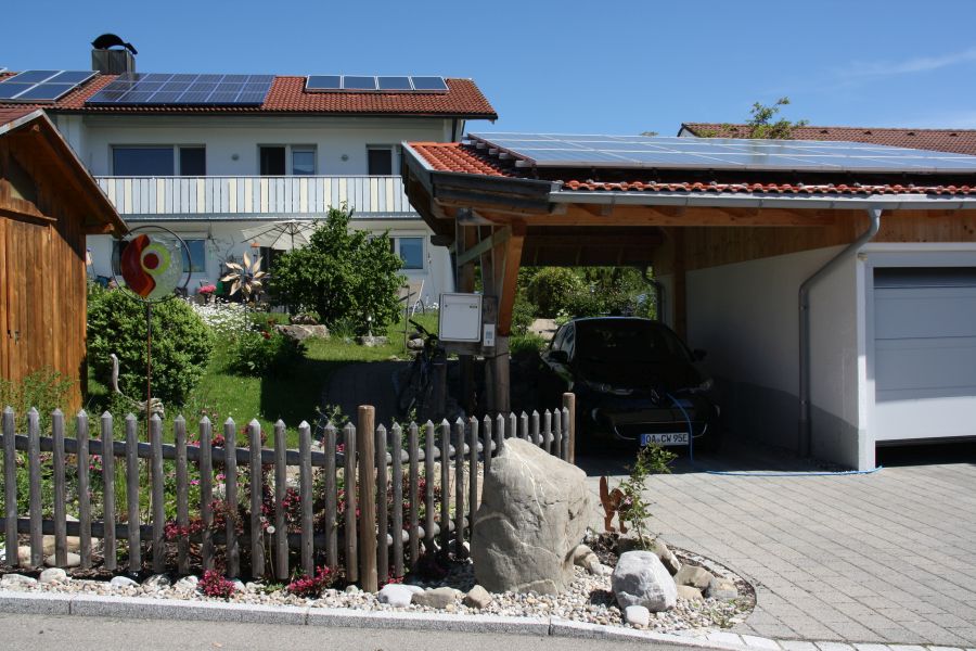 In ihr Wohnhaus in Oberdorf hat die fünfköpfige Familie Lau seit 2003 viel Geld und Arbeit in energieeffizienzsteigernde Maßnahmen investiert. Die 3kW-PV-Anlage auf dem Hausdach speist derzeit noch ins öffentliche Netz ein, mittels der Module (4,6 kW) auf dem Garagendach betankt die Familie ihr kleines Elektro-Auto und versorgt den eigenen Haushalt mit eigenem Sonnen-Strom. Unterstützt wird sie dabei von einem 6 kW-Batteriespeicher im Keller.