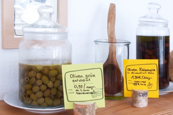Oliven schöpft man sich aus großen Gläsern