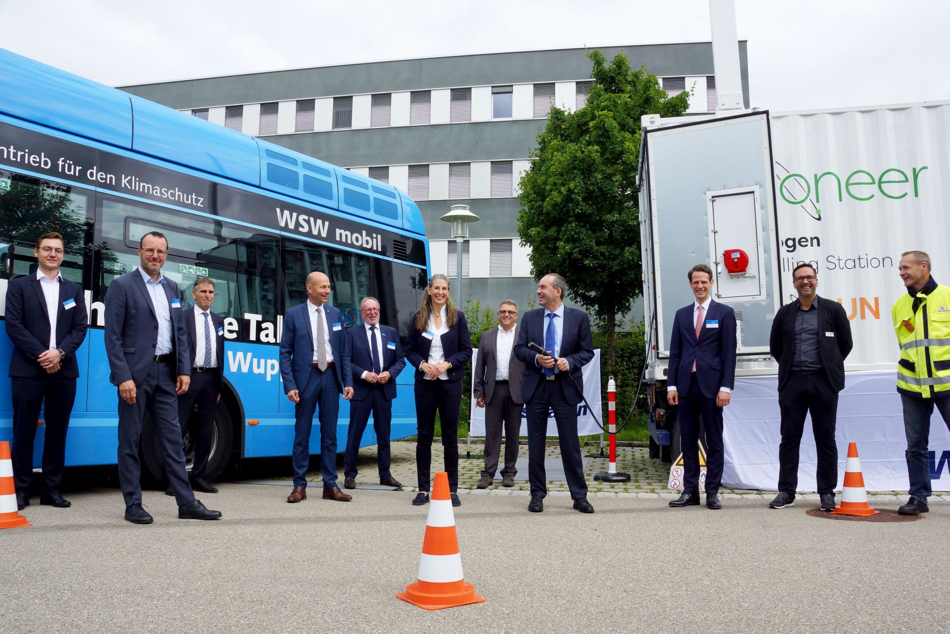 Staatsminister Aiwanger mit den HyAllgäu-Projektpartnern vor Wasserstoffbus und mobiler Tankstelle