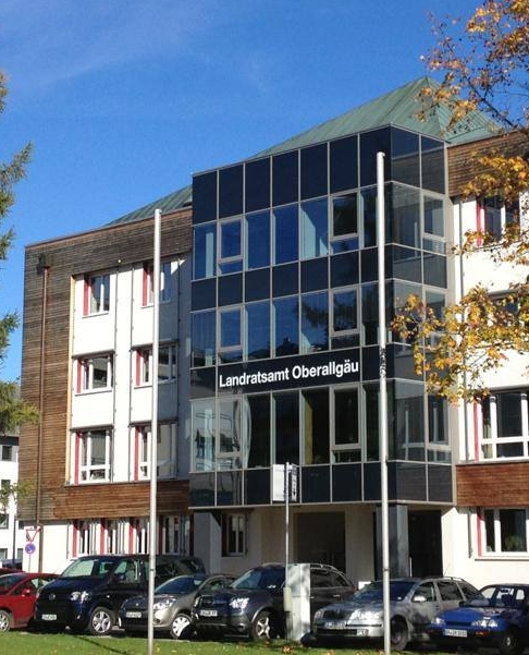 Die Fassade des Landratsamts in Sonthofen wurde 2008 mittels Dämmung energetisch optimiert.