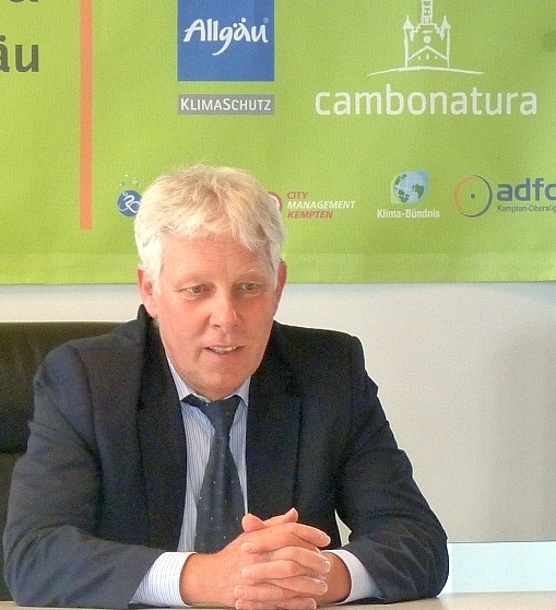 Auch Gerhard Hock, Erster Bürgermeister der Gemeinde Durach, nimmt die Herausforderung eines Radlstars bereits zum wiederholten Male an. Vom 23.6. bis 13.7. wird er zeigen, dass sich auch ein Alltag mit vielen Terminen bestens mit dem Fahrrad organisieren lässt. Auch Gerhard Hock, Erster Bürgermeister der Gemeinde Durach, nimmt die Herausforderung eines Radlstars bereits zum wiederholten Male an. Vom 23.6. bis 13.7. wird er zeigen, dass sich auch ein Alltag mit vielen Terminen bestens mit dem Fahrrad organisieren lässt.