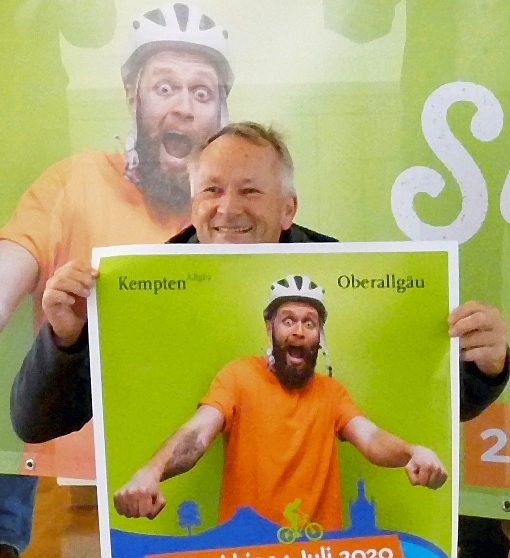 Michael Renner ist Rektor des Gymnasiums Immenstadt und schon zum dritten Mal als Radlstar mit dabei. Er möchten v.a. seine Schülerinnen und Schüler motivieren und zeigen, dass mit dem Rad (fast) alles möglich ist, auch ein knapp 30 KM langer Arbeitsweg von Wiggensbach nach Immenstadt ist für ihn mit dem E-Bike kein Problem. Michael Renner ist Rektor des Gymnasiums Immenstadt und schon zum dritten Mal als Radlstar mit dabei. Er möchten v.a. seine Schülerinnen und Schüler motivieren und zeigen, dass mit dem Rad (fast) alles möglich ist, auch ein knapp 30 KM langer Arbeitsweg von Wiggensbach nach Immenstadt ist für ihn mit dem E-Bike kein Problem.