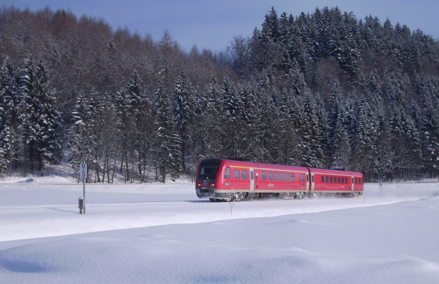 Regionalbahn im tief verschneiten Oberallgäu
