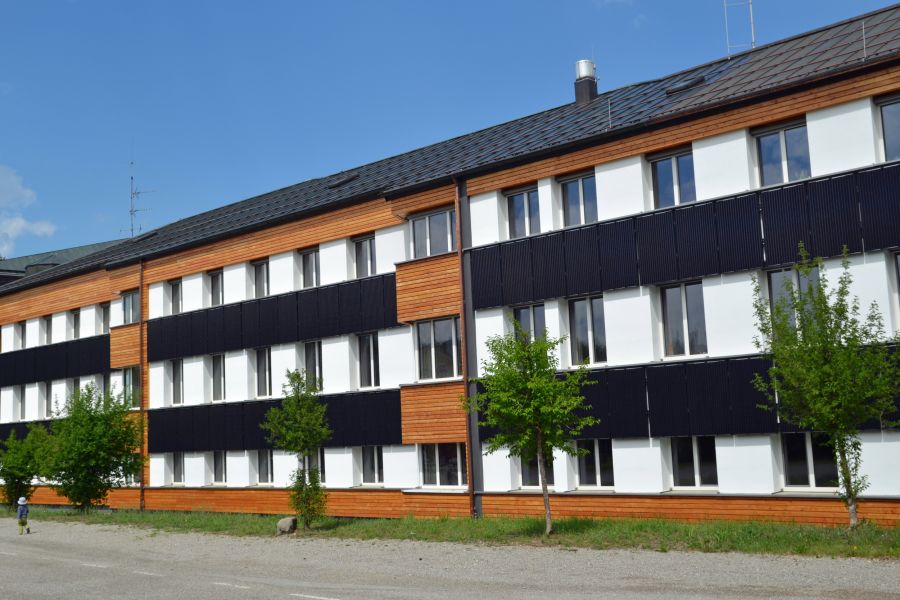 Die Südfassade des Landratsamtes in Sonthofen mit PV-Elementen