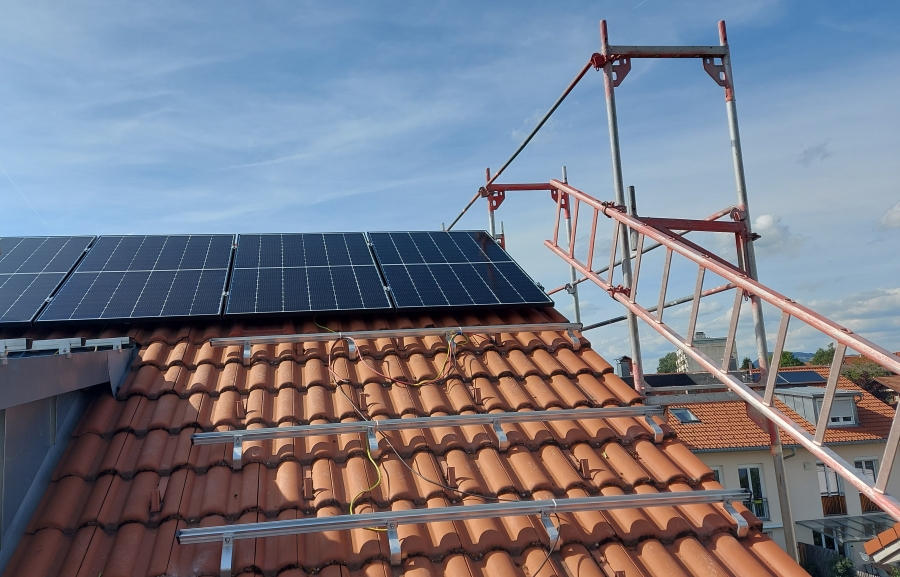 Montage einer PV-Anlage auf einem Reihenhaus in Sonthofen