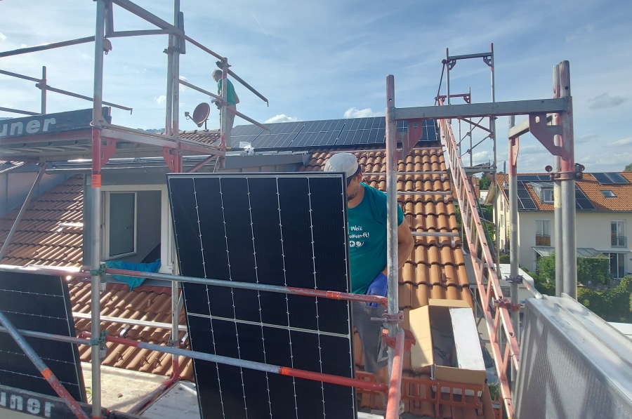Montage einer PV-Anlage auf einem Reihenhaus in Sonthofen