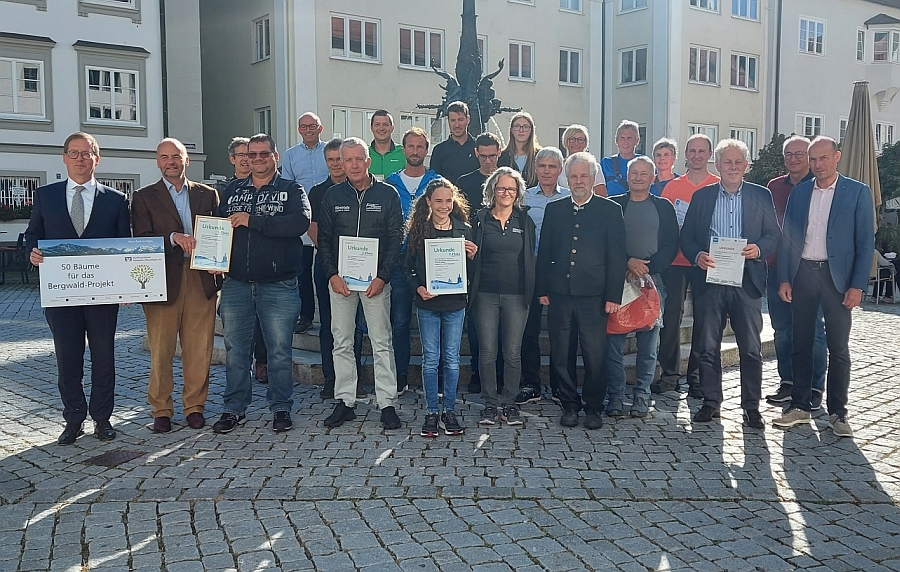 OB Kiechle und Landrätin Baier-Müller vor dem Wasserstoffbus