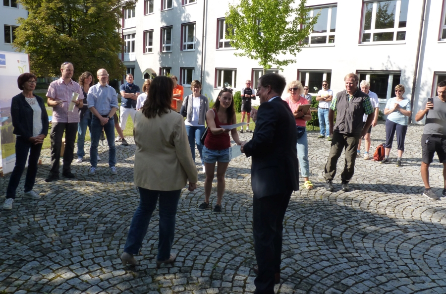 Die Siegerehrung zum Stadtradeln 2020 fand am 19.09.2020 bei bestem Wetter im Innenhof des Landratsamts Sonthofen statt. Die Teams erhielten Teilnahmeurkunden und Zertifikate über die Die Siegerehrung zum Stadtradeln 2020 fand am 19.09.2020 bei bestem Wetter im Innenhof des Landratsamts Sonthofen statt. Die Teams erhielten Teilnahmeurkunden und Zertifikate über die