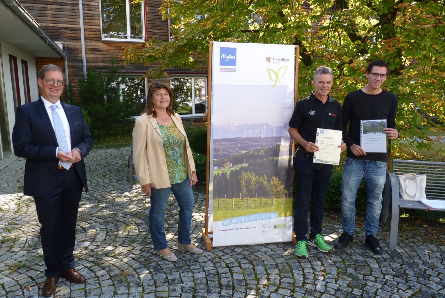 Heinrich Beerenwinkel (Raiffeisenbank KE-OA) und Christine Rietzler (stellv. Landrätin) mit dem Team Bosch Blaichach/Immenstadt Heinrich Beerenwinkel (Raiffeisenbank KE-OA) und Christine Rietzler (stellv. Landrätin) mit dem Team Bosch Blaichach/Immenstadt