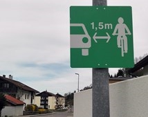 ... und Hinweisschilder für einen sicheren Abstand zwischen Autos und Radfahrern. copyright Stadt Sonthofen