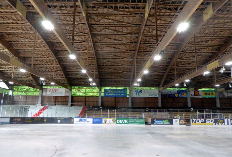 LED-Leuchten in der Eissporthalle