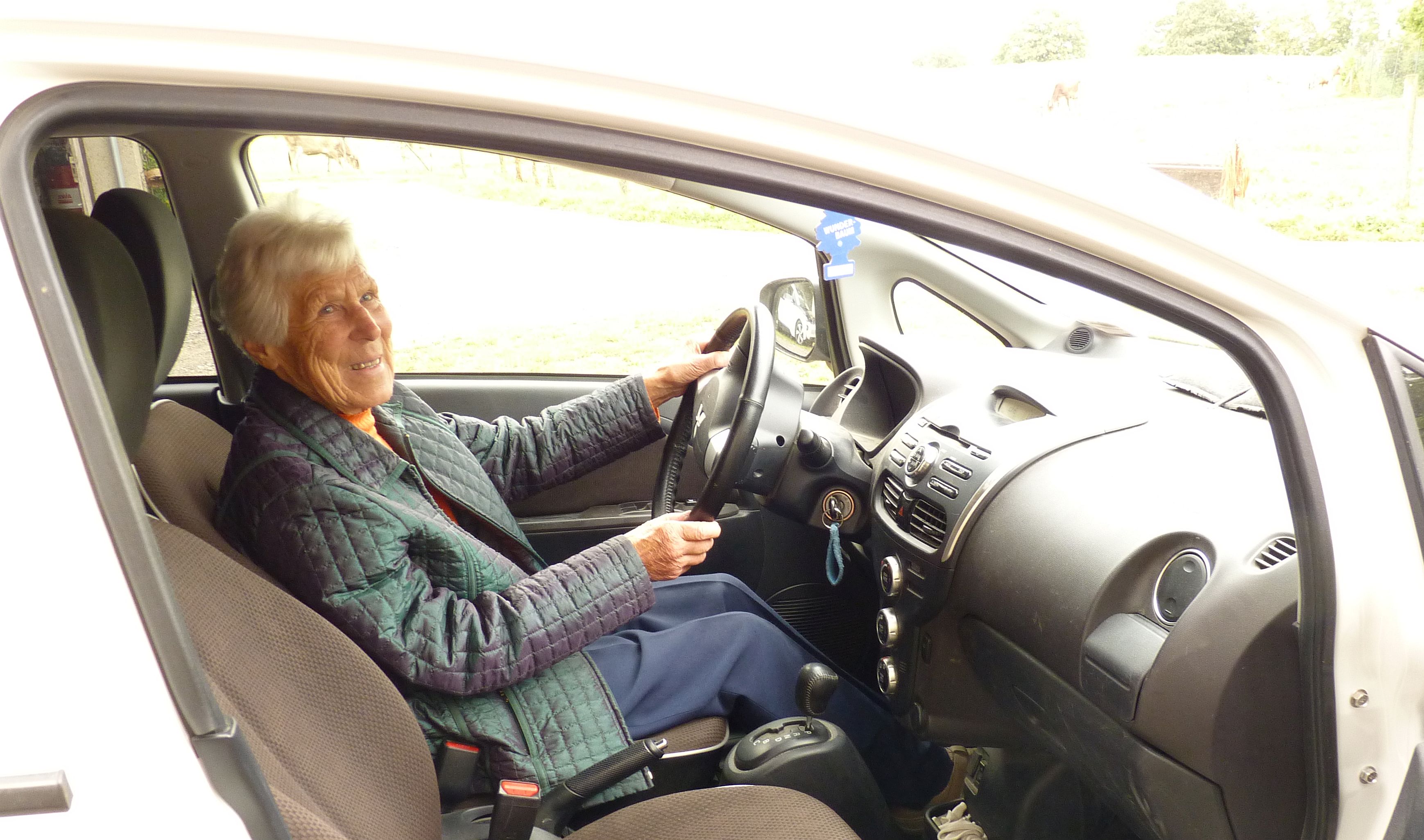 Mit auf dem Hof wohnt Oma Anni Stiegeler. Das Elektroauto ist auf sie angemeldet und sie nutzt es auch aktiv. Mit 80 Jahren ist sie vermutlich die älteste Elektromobilistin im Oberallgäu.
