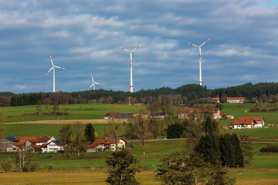 Windräder oberhalb der Gemeinde Wildpoldsried