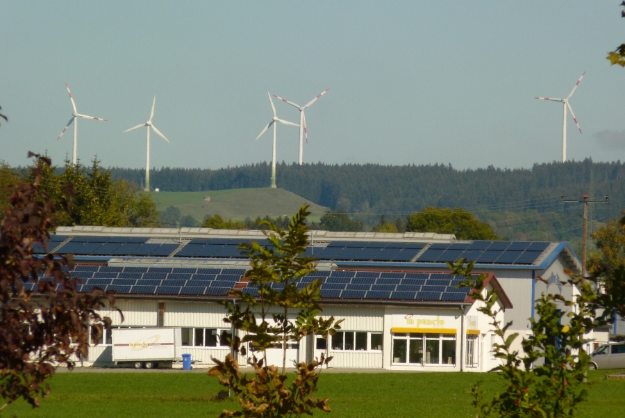 Windräder und Solaranlagen im Gewerbegebiet Betzigau